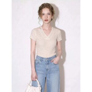 White simple V-neck short-sleeved sweater for women 2026 summer new slim fit and versatile comfortable top